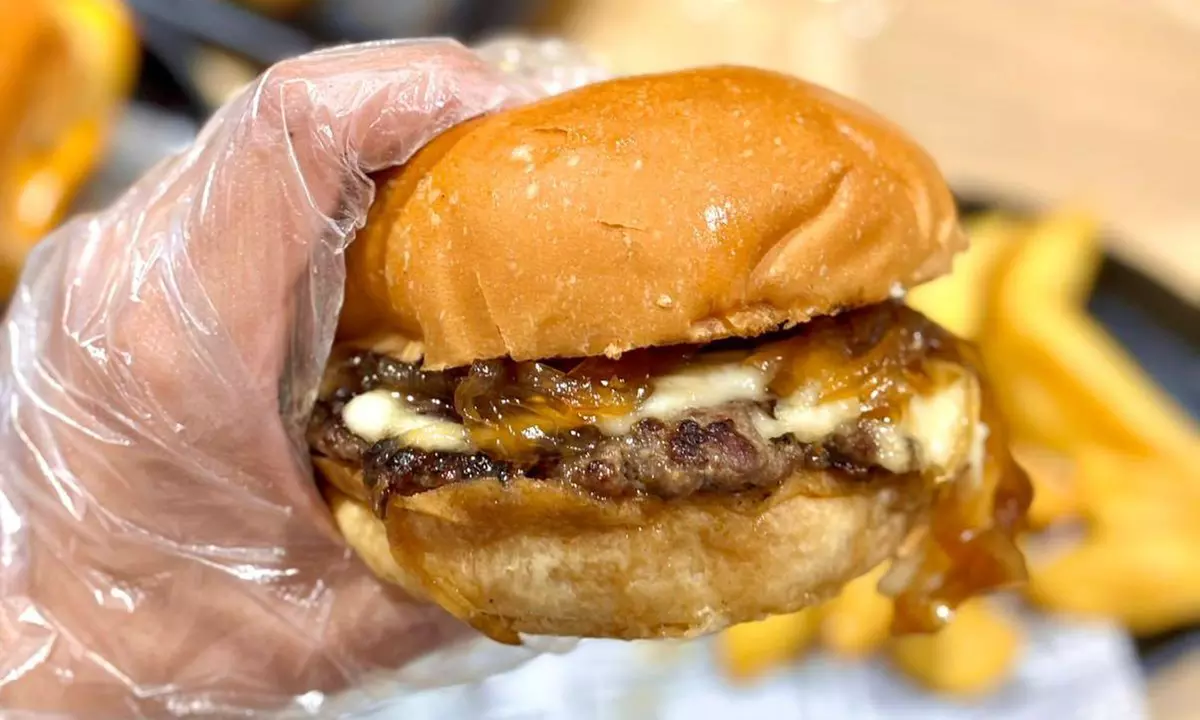 Menú burger para 2 o 4 personas con entrante, burger y bebida