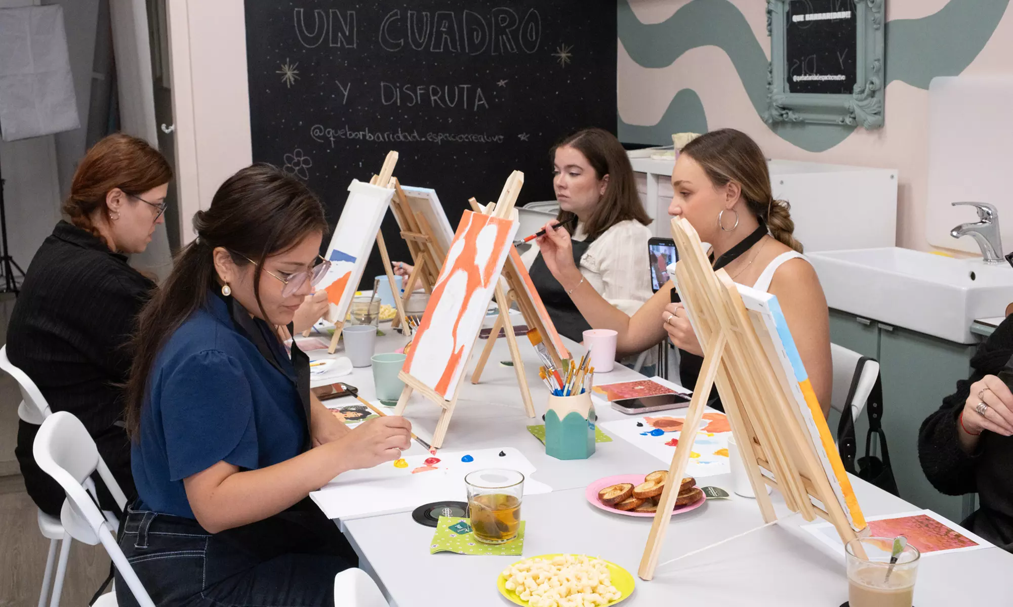 Taller para 1 o 2: pintura de cuadro o tote bag, o clase de maquillaje
