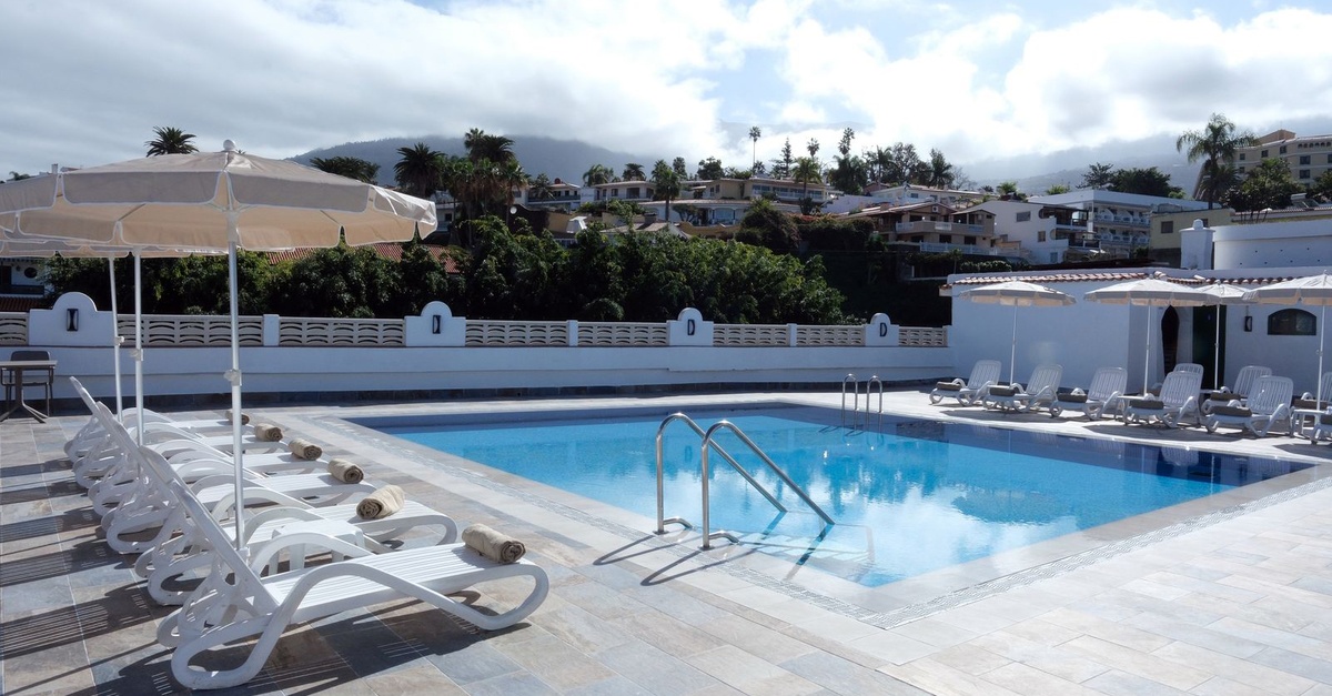 Daypass con piscina, desayuno y almuerzo en Tenerife para 2 o 4 personas