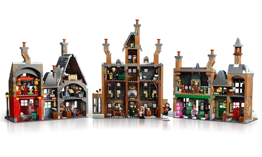 Image 3: LEGO Harry Potter 76457 Village of Hogsmeade Collector's Edition 