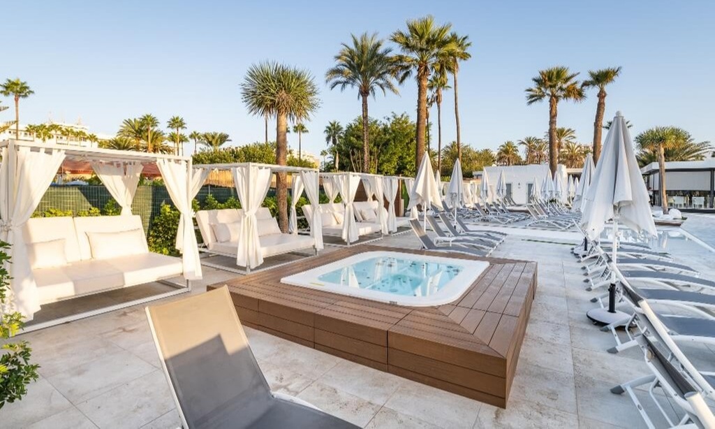 ¡Día de piscina con hamacas y cócteles!