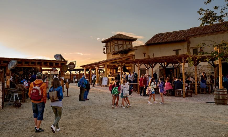 Image 24: Experiencia en Puy du Fou: entrada al parque en temporada navideña