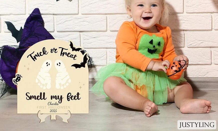 Image 3: Gepersonaliseerde houten Halloween familie decoratie met namen