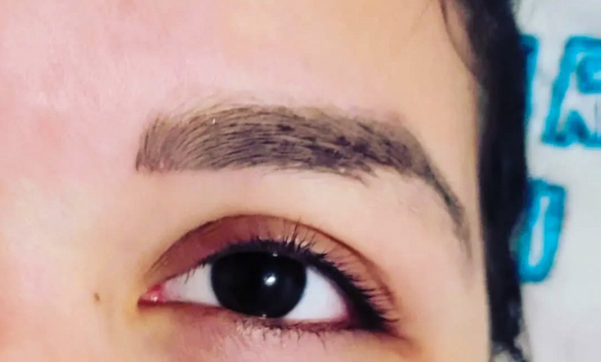 Image 2: Revitalize Your Lashes With a Lasting Lift