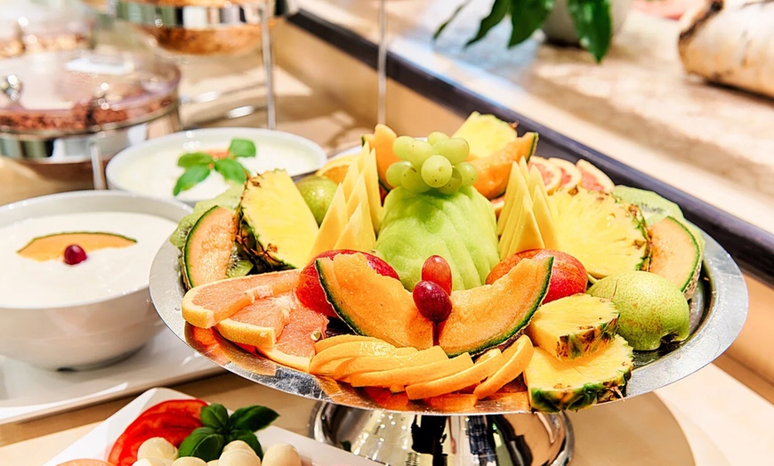 Image 1: Frühstücksbuffet inkl. 1 Glas Sekt für 2 oder 4 Personen