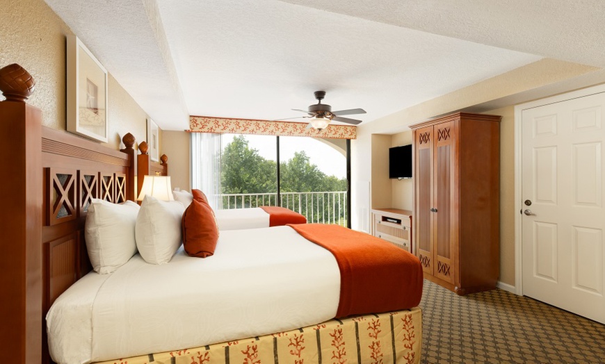 Image 4: Splash into adventure with waterpark fun for all ages!