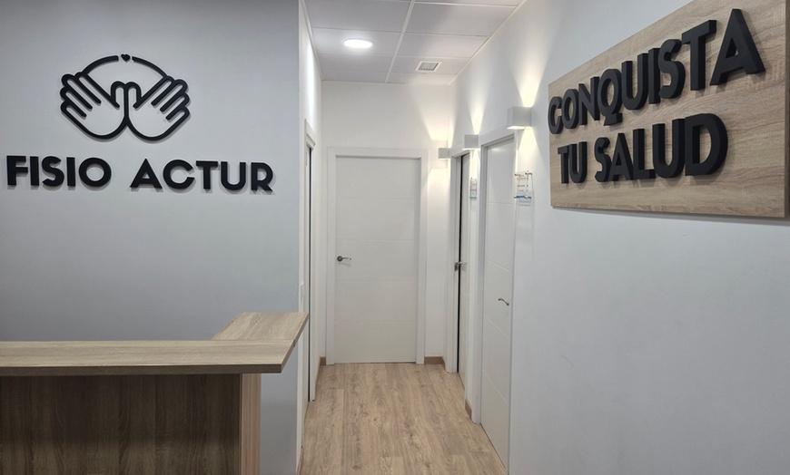 Image 2: Sesión de fisoterapia con diagnóstico y valoración previa para 1