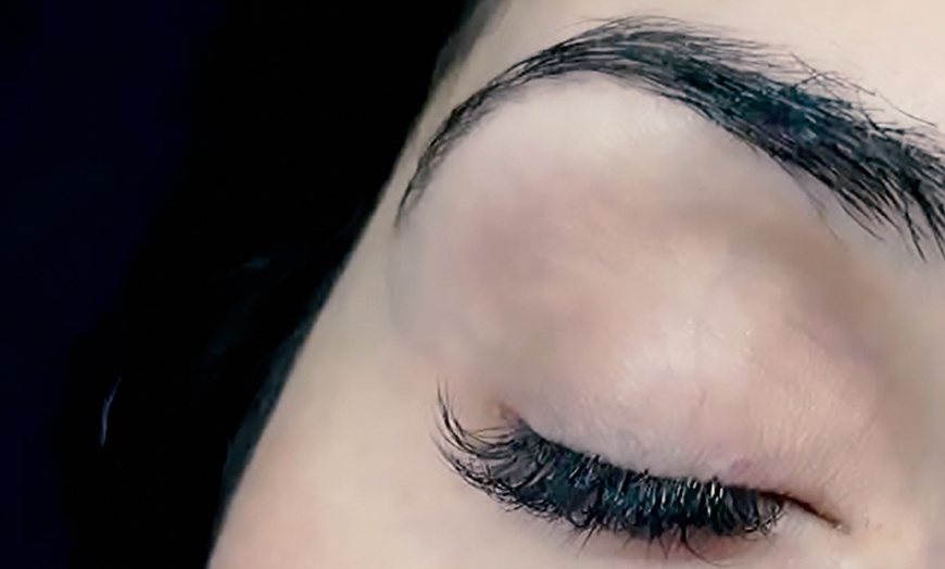 Image 1: Brow lift des sourcils avec teinture et épilation en option à Serris