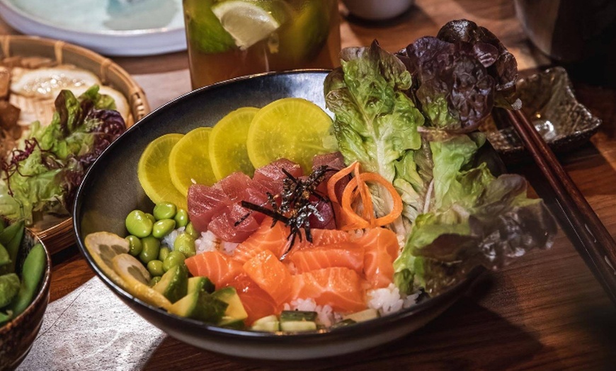 Image 1: Japanische Delikatessen: Sushi-Bowl & Getränk für 2 oder 4 Personen