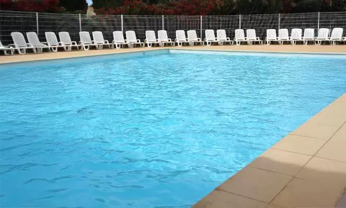 Aigues-Vives (Gard) : chambre double avec PDJ, menu en option