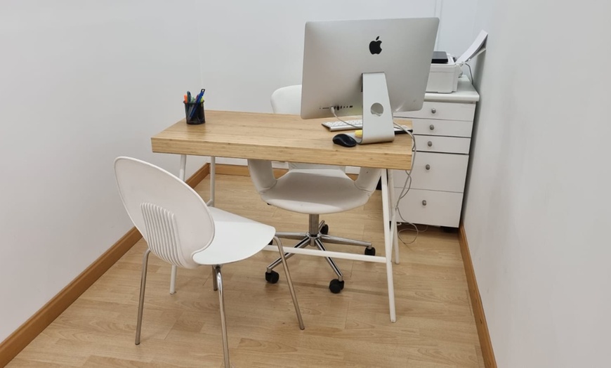 Image 5: Vial infiltrado de 1 o 2 ml de relleno dérmico facial en zona a elegir