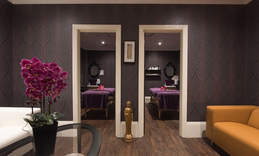 Image 7: London: Elegant 4* Stay with Breakfast