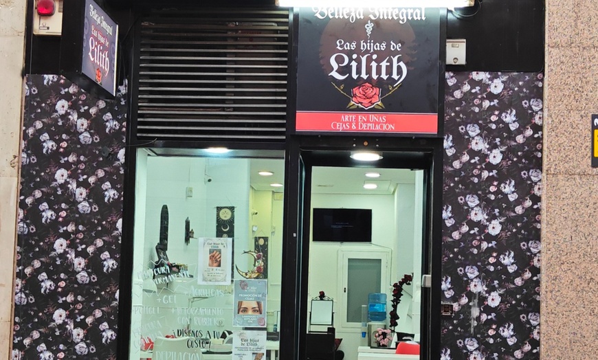 Image 8: Sesión de manicura y/o pedicura con esmaltado normal o semipermanente