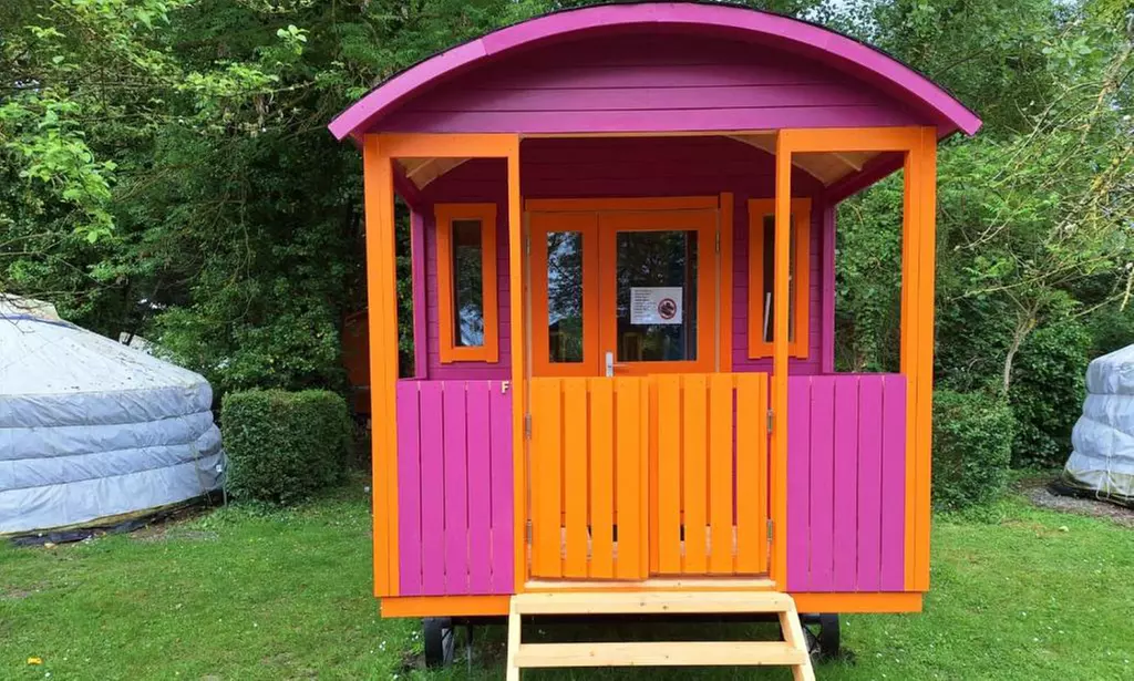 Proche Saint-Malo : yourte ou roulotte avec petit-déjeuner