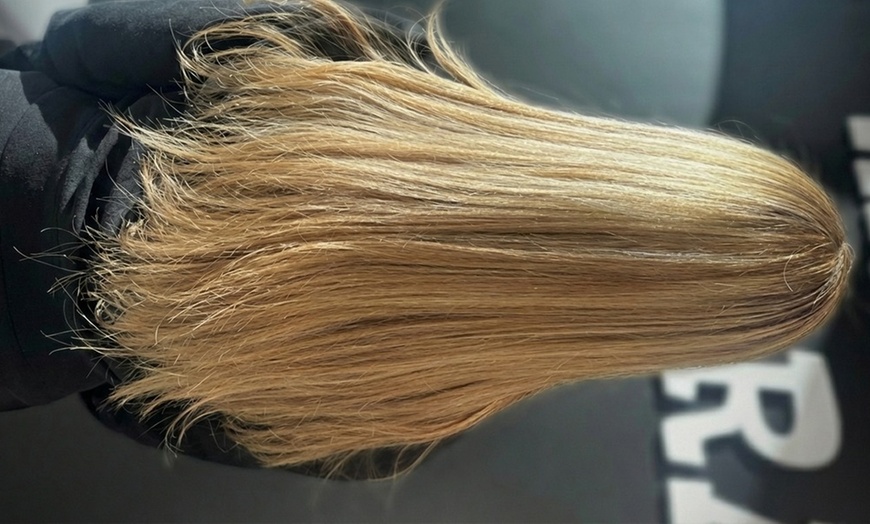 Image 2: Haircut, Shampoo & Styling with 1 or 2 Treatments


