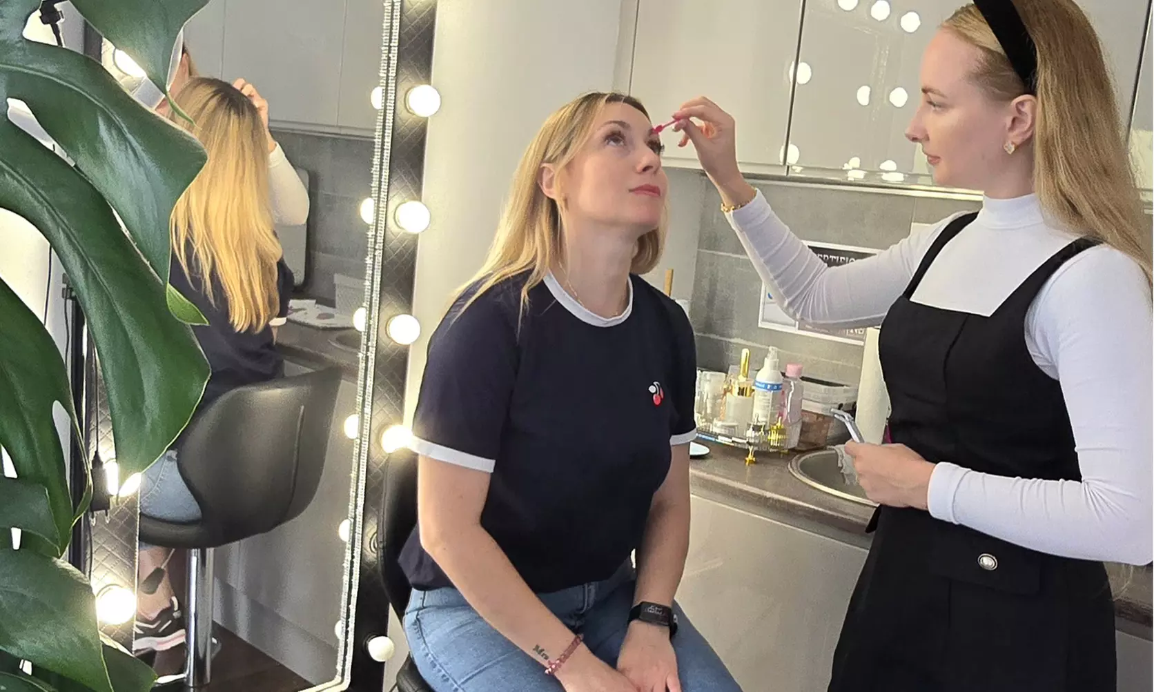 Regulacja i henna brwi lub farbowanie rzęs dla podkreślenia oprawy oczu w Nati Nails (do -40%) - Primary Image