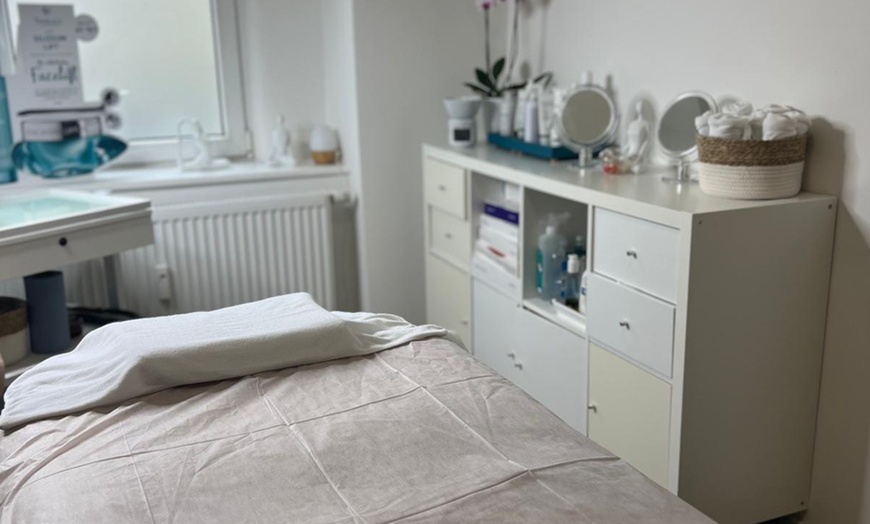 Image 5: Gesichtsmassage optional mit Maske und Kopfmassage für 1 Person