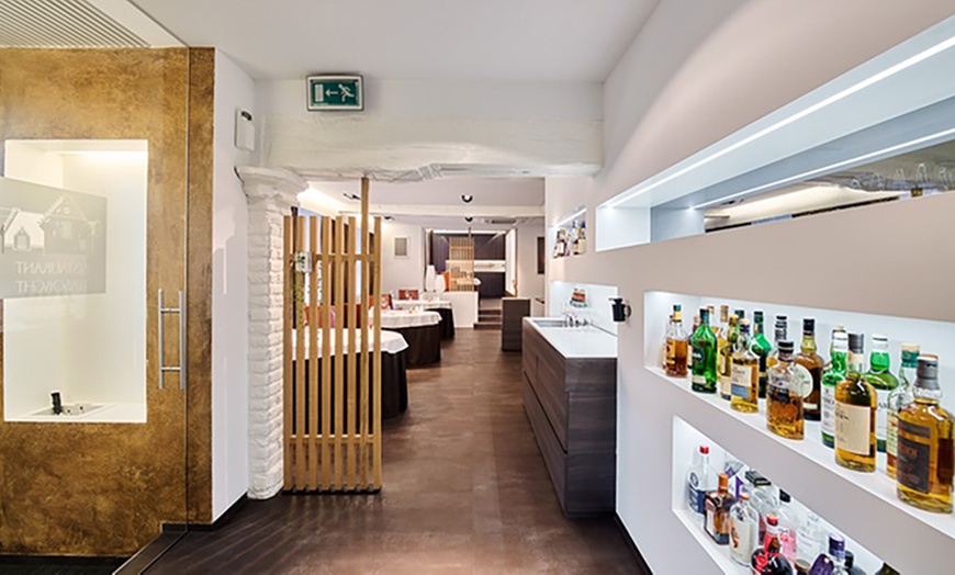 Image 3: Laissez-vous surprendre : menu en 3 services avec tapas & mignardises