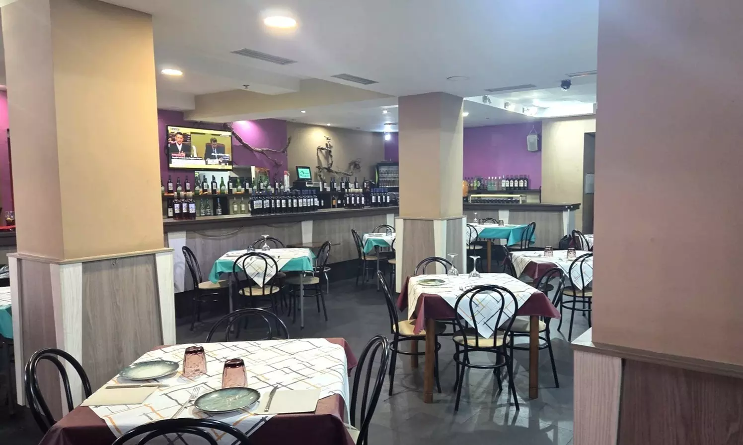 Menú con 6 raciones, postres y botella de vino para hasta 5 personas