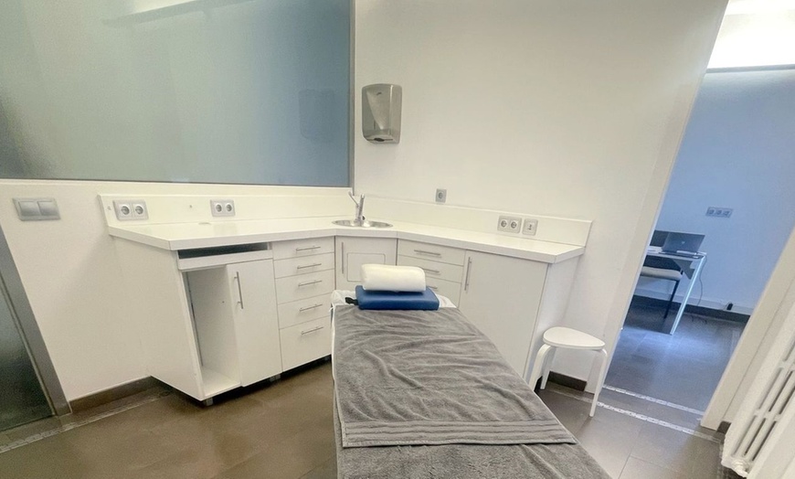 Image 7: Tratamiento reafirmante inyectado en tercio superior para 1 persona