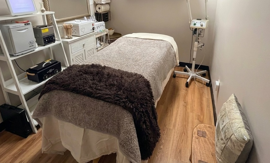 Image 3: 60-Min 1,3 or 5 Swedish Massage + Scalp Massage