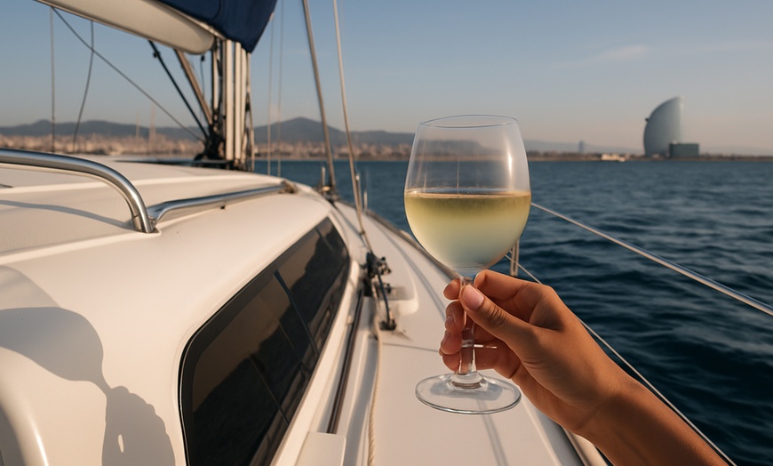 Image 5: Paseo en barco diurno o al atardecer para 1, 2 o 4 personas