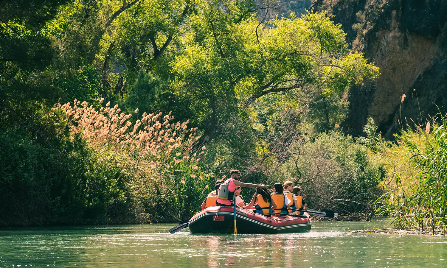 Rafting turístico por el río Segura en el cañón de Almadenes
