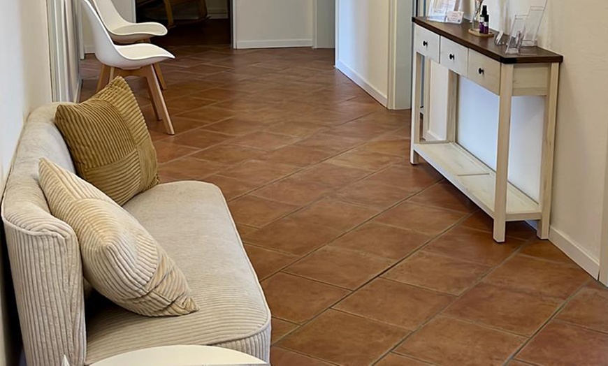 Image 7: 30-60 Min. Rücken- und Nackenmassage mit Aromaöl für 1 Dame