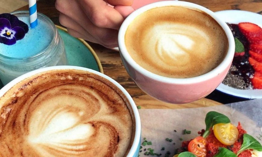 Image 8: Brunch para 2 o 4 con plato salado y dulce y bebida fría y caliente