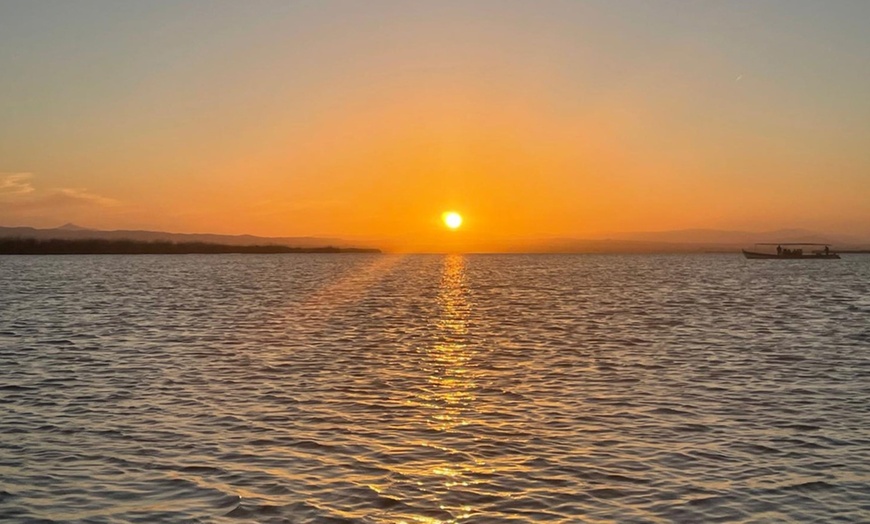 Image 7: Paseo privado en barca para ver la puesta de sol para 2 o 4 personas 