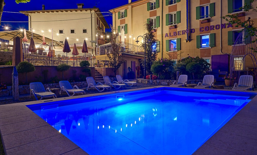 Image 23: Lago di Garda, Spiazzi: camera con colazione o mezza pensione per 2