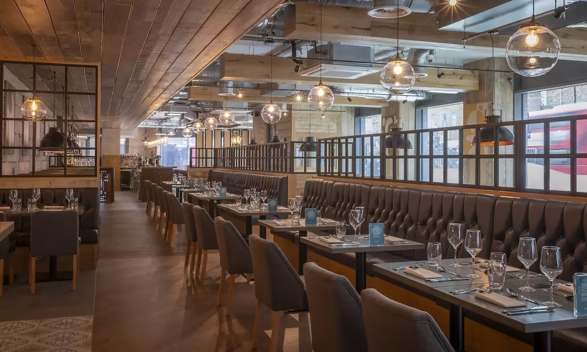 London: Stay for 2-4 in Deluxe Rooms with Breakfast