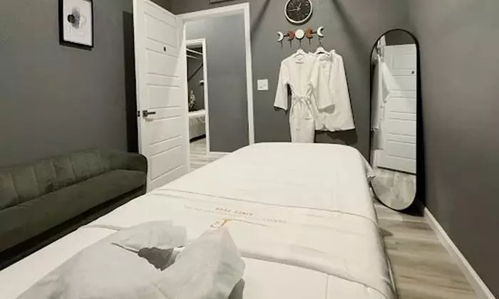 60/90-Min Relaxation Massage w/  or w/o  Aromatherapy or Deep Tissue 