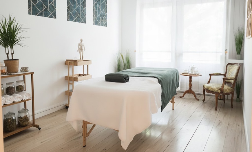 Image 2: Modelage harmonique, pierres chaudes, dos & crâne ou carte-cadeau