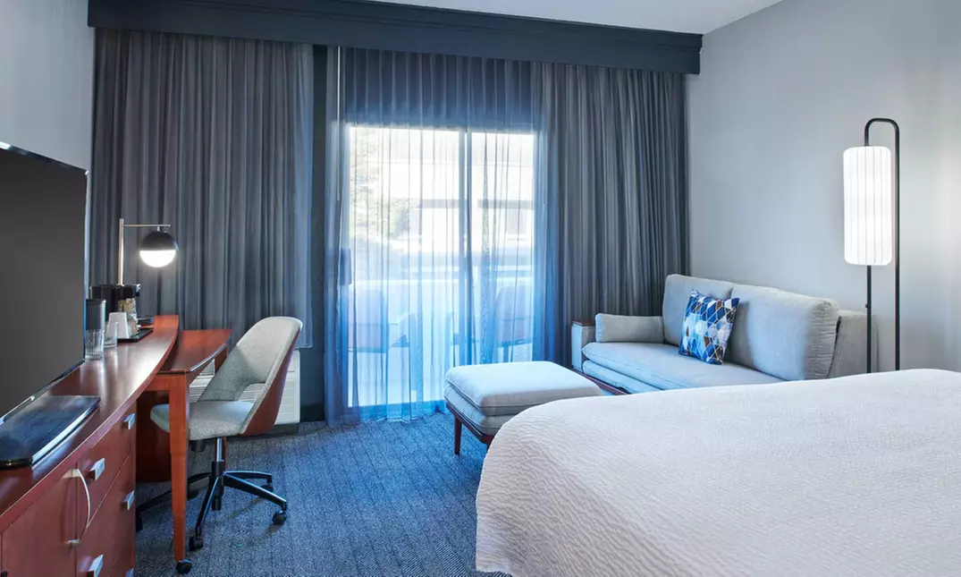 Relax in Comfort Just Minutes from Chicago's Famed Music Venue