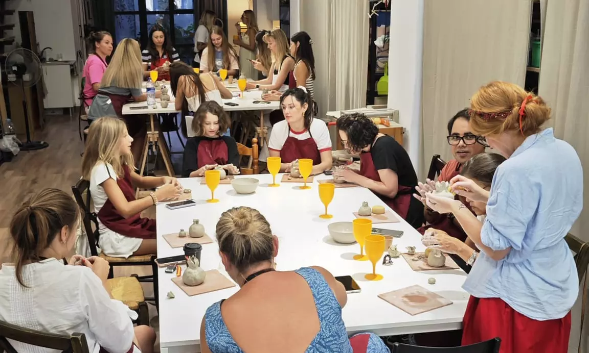 Crea y decora tu propia pieza de cerámica con barra libre y picoteo