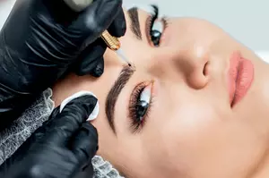 Permanent Make-up für Wimpernkranzverdichtung oder Microblading bei The Club Cosmetic (bis zu 33% sparen)
