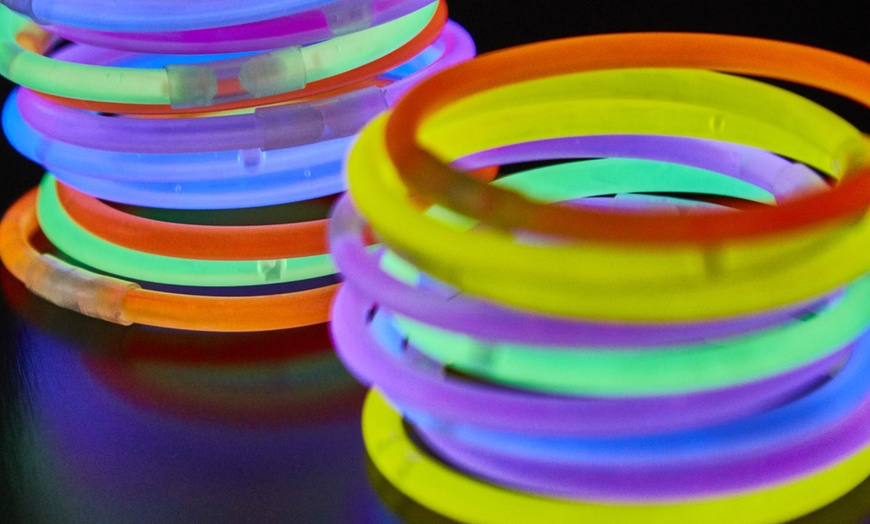 Image 5: 100 Glow Sticks with Connectors