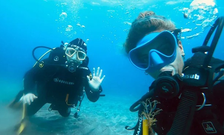 Image 4: Para 1 o 2 personas: bautismo de buceo con reportaje fotográfico