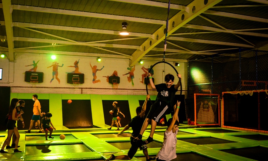 Image 1: Saltos en camas elásticas y piscina de bolas para hasta 4 personas