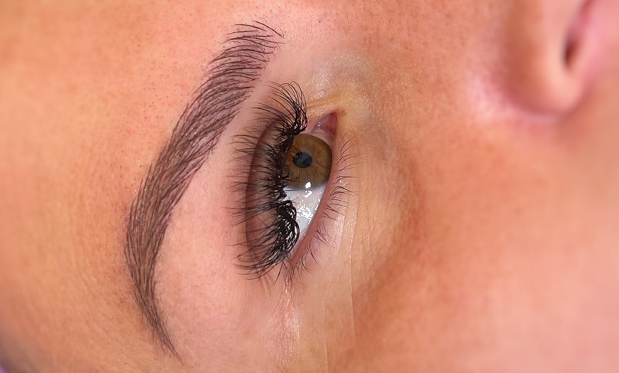 Image 13: Luce un eyeliner semipermanente con microblading o micropigmentación