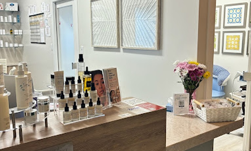 Image 2: Deep Cleansing Facial with Extractions, Aromatherapy, & Facial Massage