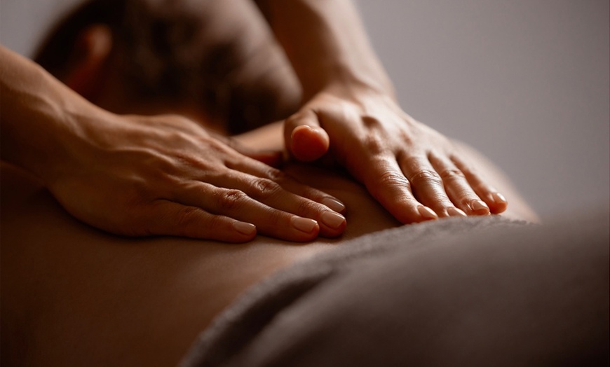 Image 2: 30-60 Min. Rücken- und Nackenmassage mit Aromaöl für 1 Dame