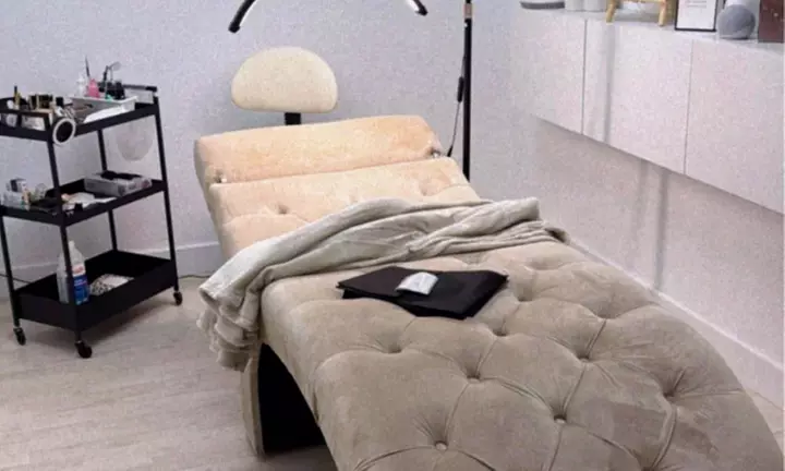 Wimpern- und/oder Augenbrauen-Lifting oder -Korrektur inkl. Färben