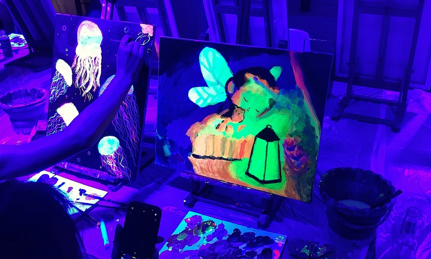 Image 9: Taller PINTA LUZ de pintura neón para 1 o 2 personas, niños y adultos