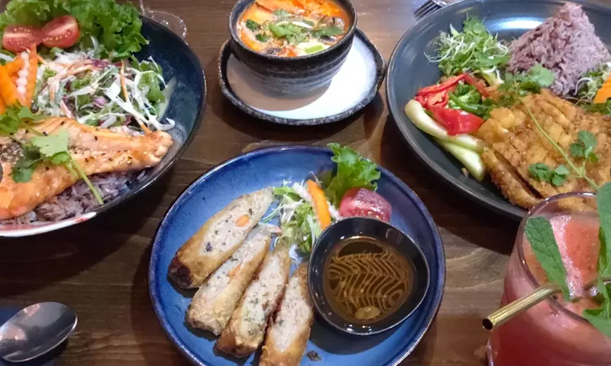 3-Gänge-Menü mit Lachs-Sushiplatte XXL für 2 oder 4 Personen