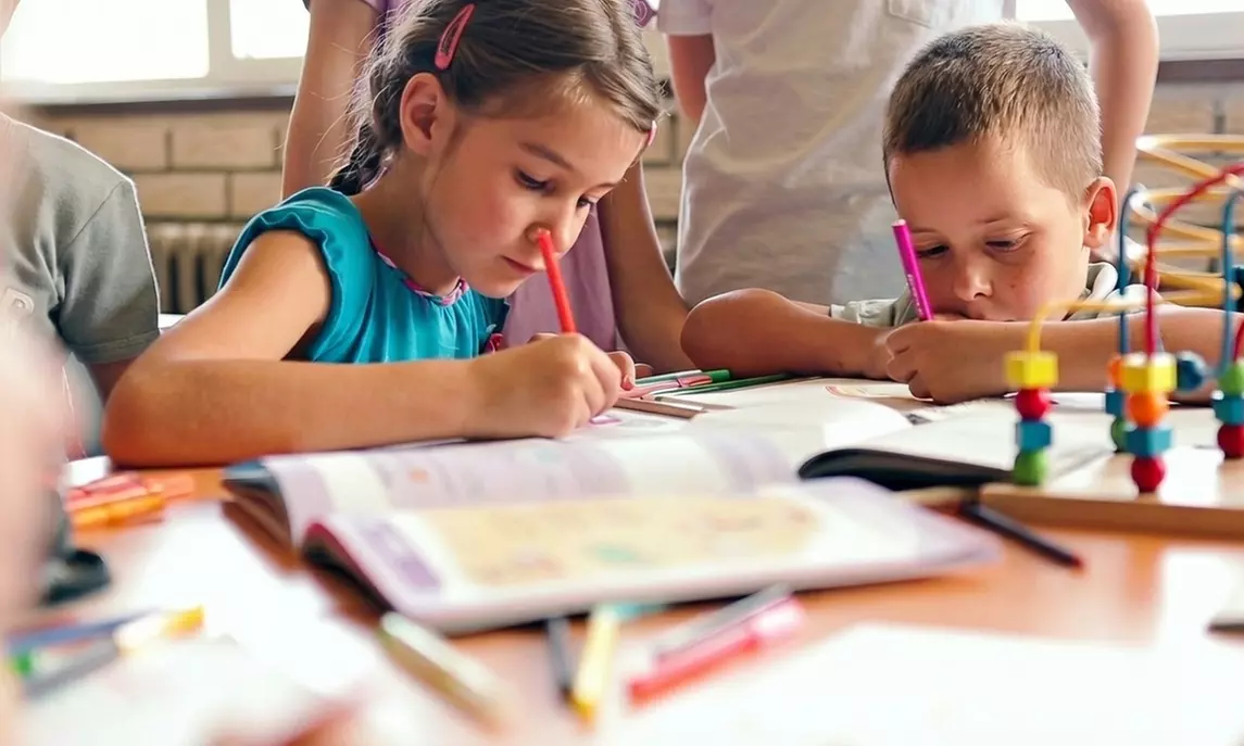 1, 2 or 4 Kids Art Classes with Hands On Creative Activities Ages 5–14