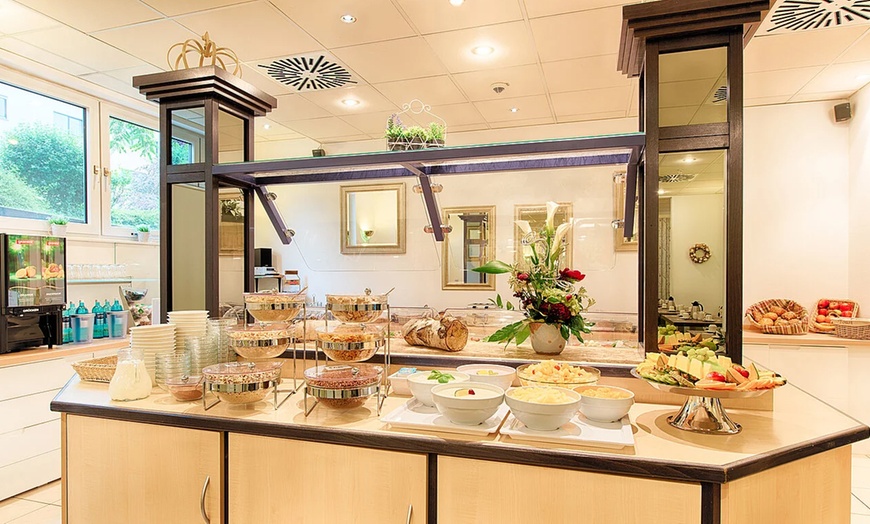 Image 2: Frühstücksbuffet inkl. 1 Glas Sekt für 2 oder 4 Personen
