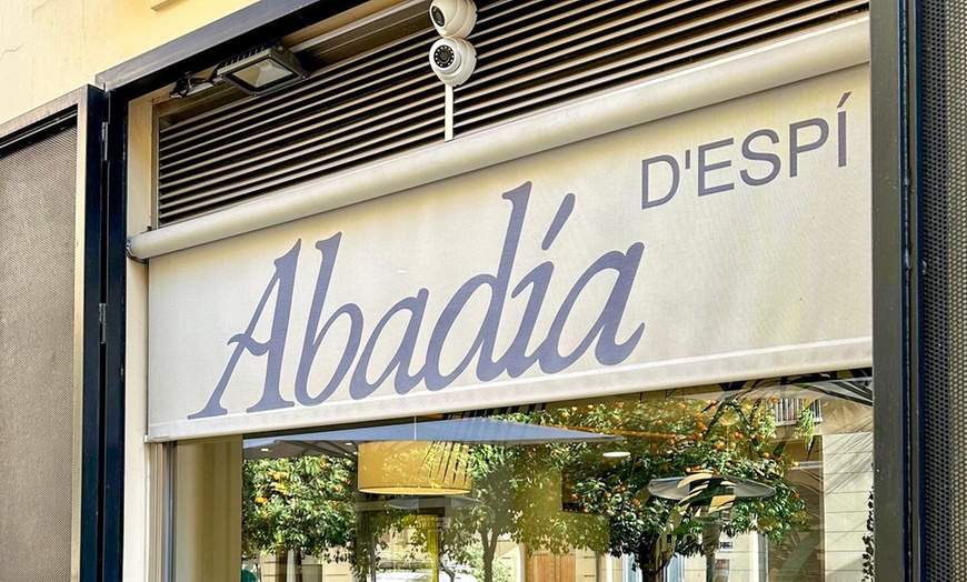 Image 11: Cata de vinos maridados con vista a la Almoina y tabla de ibéricos