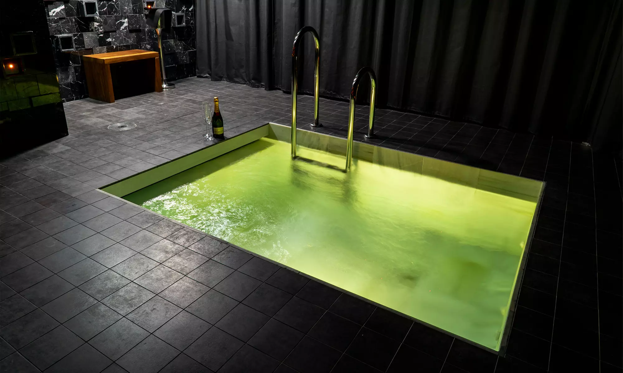 Circuito spa con copa o botella de cava y tratamiento extra para 2